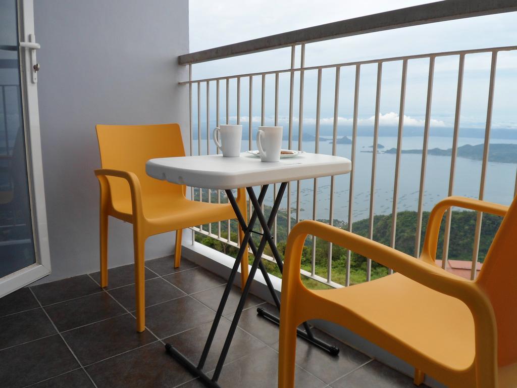 Blowing In The Wind - Lake View Apartments Tagaytay City Δωμάτιο φωτογραφία