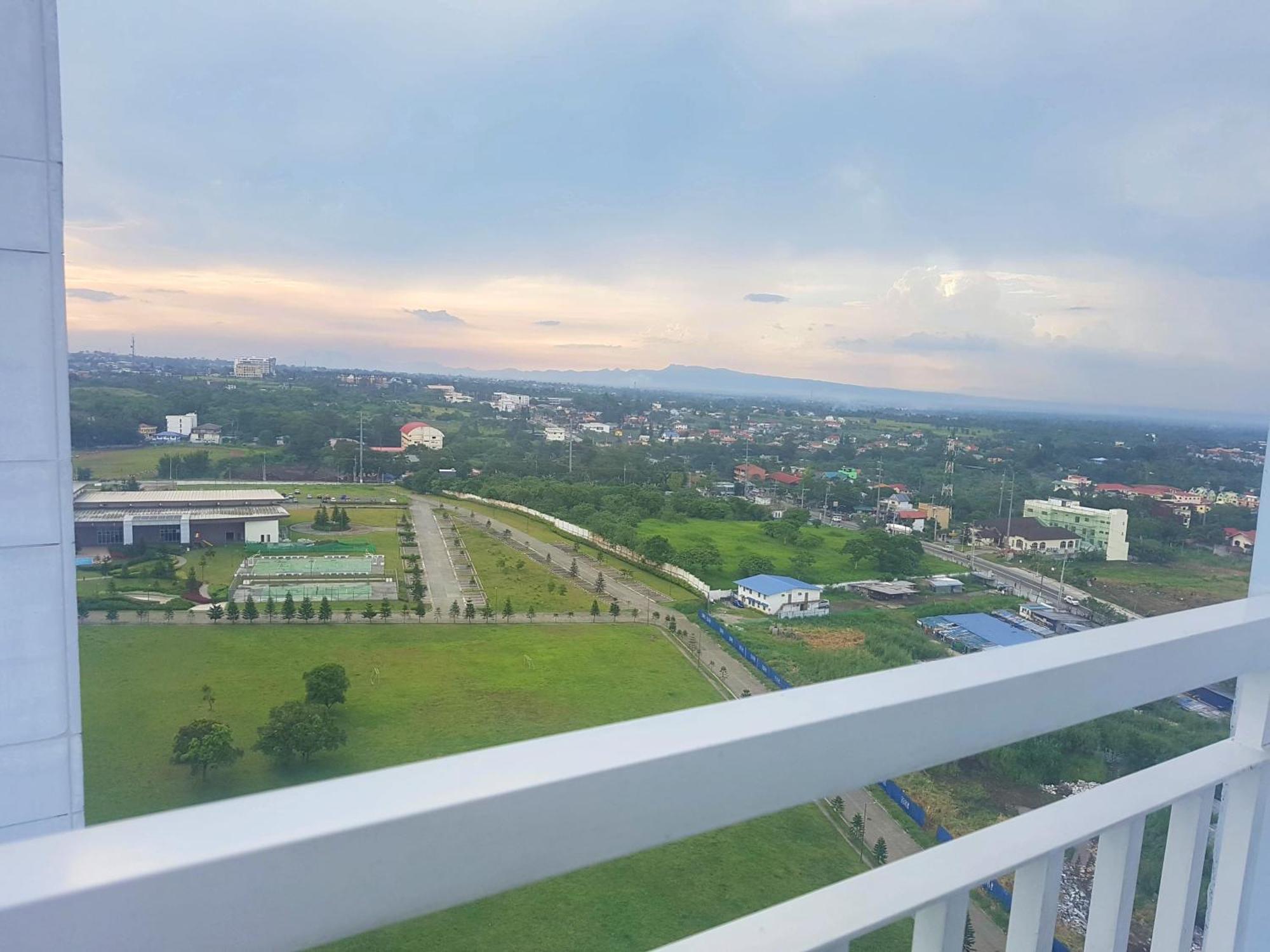 Blowing In The Wind - Lake View Apartments Tagaytay City Δωμάτιο φωτογραφία
