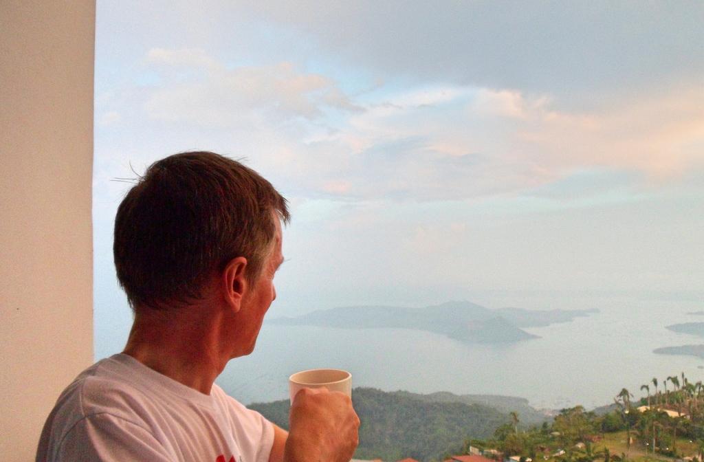 Blowing In The Wind - Lake View Apartments Tagaytay City Εξωτερικό φωτογραφία